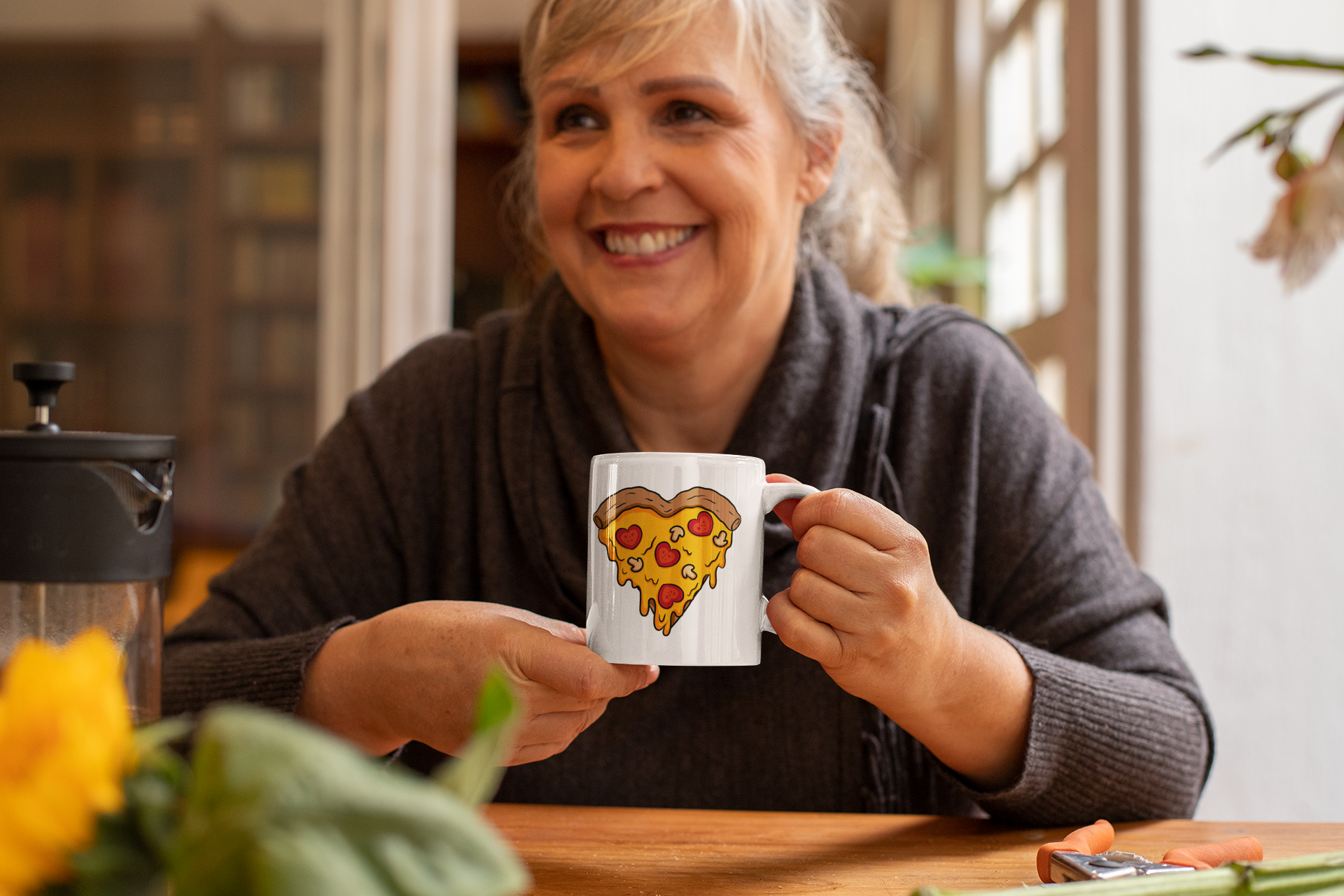 Nahaufnahme-von-alter-Frau-die-eine-Tasse-hält-auf-der-ein-Pizza-Herz-Design-ist